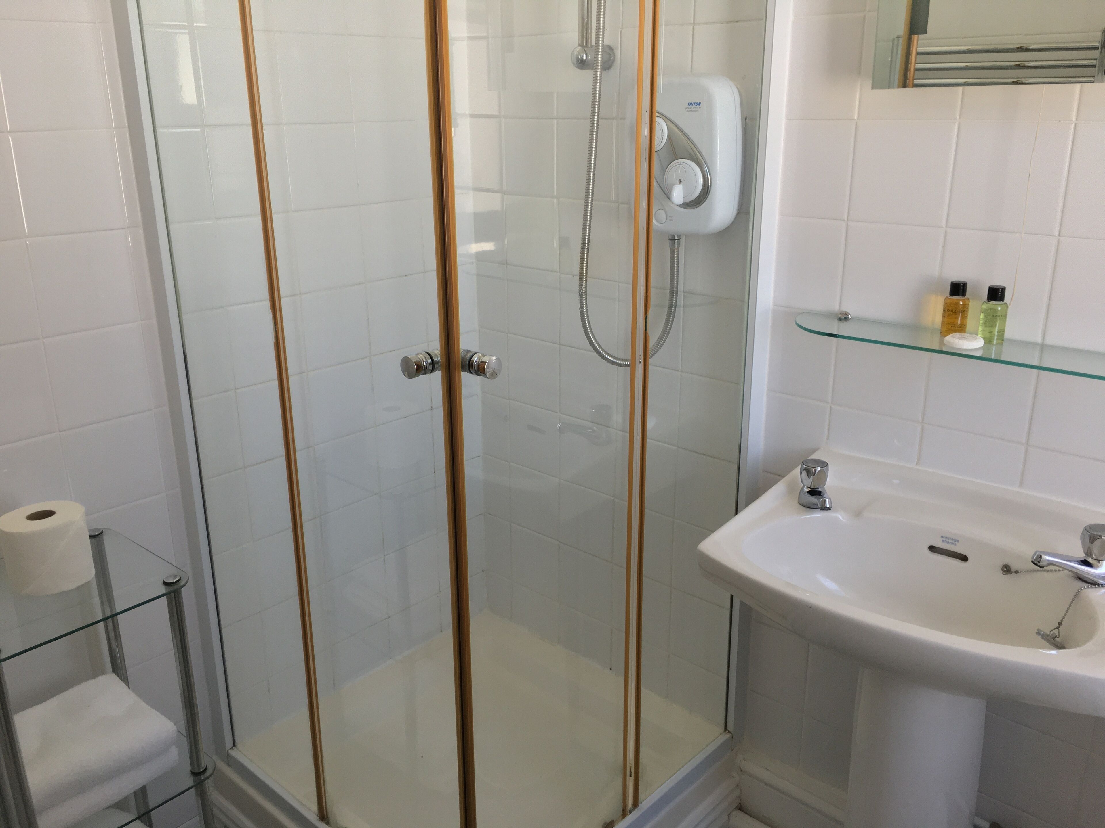 superior double or twin room | bathroom | combined shower/bathtub, free toiletries, hair dryer, towels