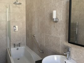 Quarto casal ou duplo executivo | Banheiro | Chuveiro/banheira combinados, produtos de toalete grátis