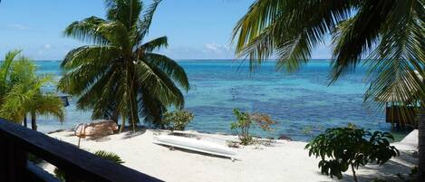 Sulla spiaggia, sabbia bianca, kayak