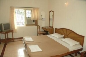 Huone | Tallelokero huoneessa, työpöytä