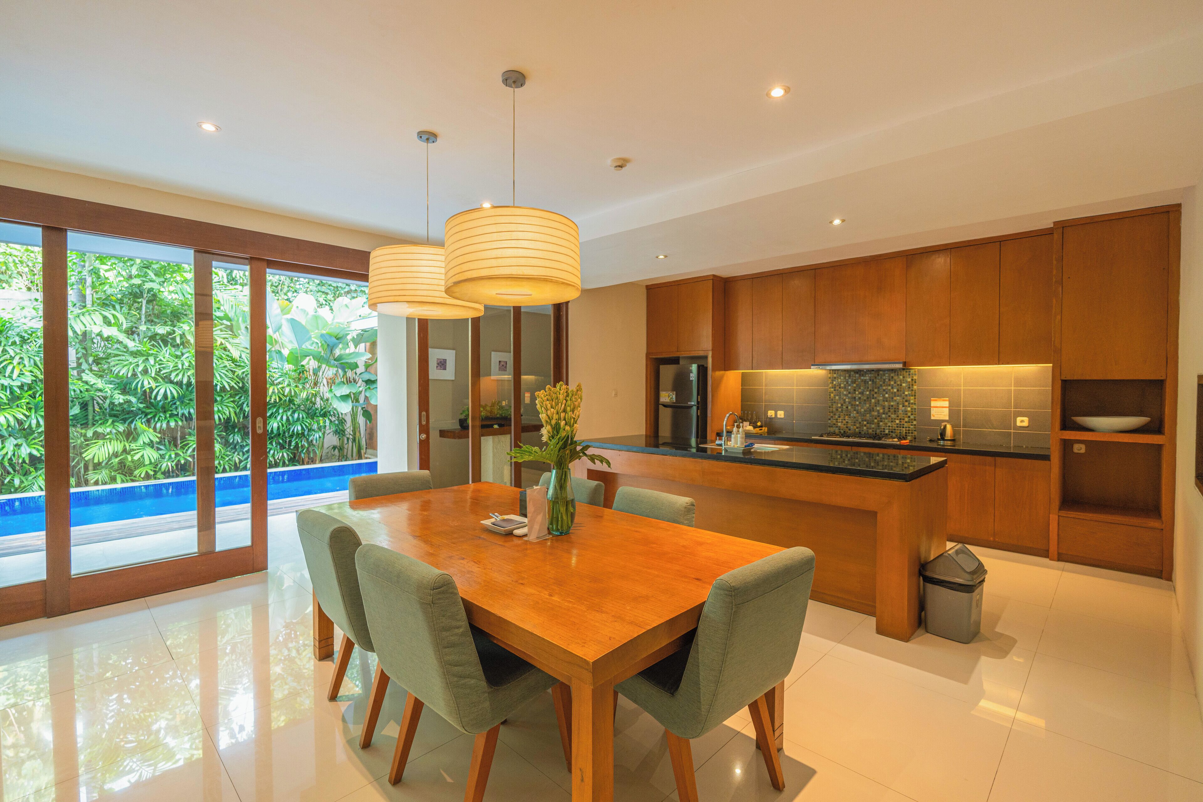 冰箱、微波炉（如有要求）、茶具/咖啡用具、电热水壶