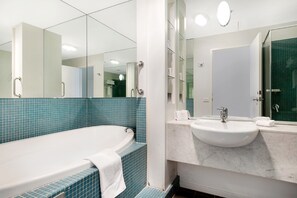 Combined shower/bathtub, free toiletries, hair dryer, towels
