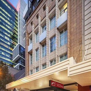 Un hôtel doté d’une façade moderne, de nombreuses fenêtres et d’une enseigne indiquant qu’il s’agit d’un hôtel.