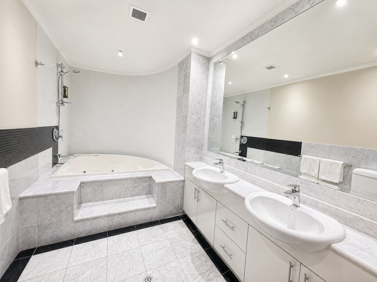 City-Penthouse | Badezimmer | Duschwanne, kostenlose Toilettenartikel, Haartrockner, Handtücher