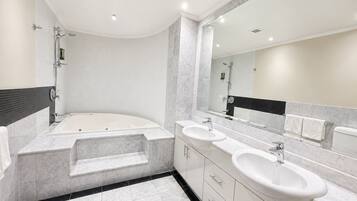 City-Penthouse | Badezimmer | Duschwanne, kostenlose Toilettenartikel, Haartrockner, Handtücher