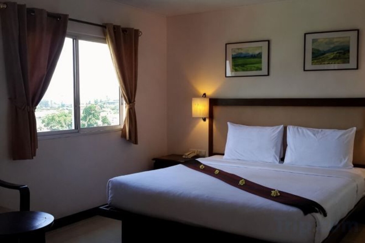 Minibar, desk, WiFi (free), bed sheets