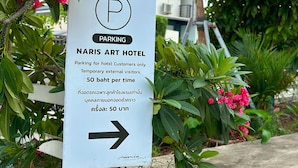 A parking sign for Naris Art Hotel, indicating parking for hotel customers only, with a rate of 50 baht per time. - Naris Art Hotel (Pattaya)