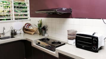 Fridge, stovetop, coffee/tea maker