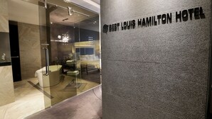 A modern bathroom with a glass shower enclosure, a bathtub, and a vanity with a mirror. - Best Louis Hamilton Hotel Haeundae (Busan)