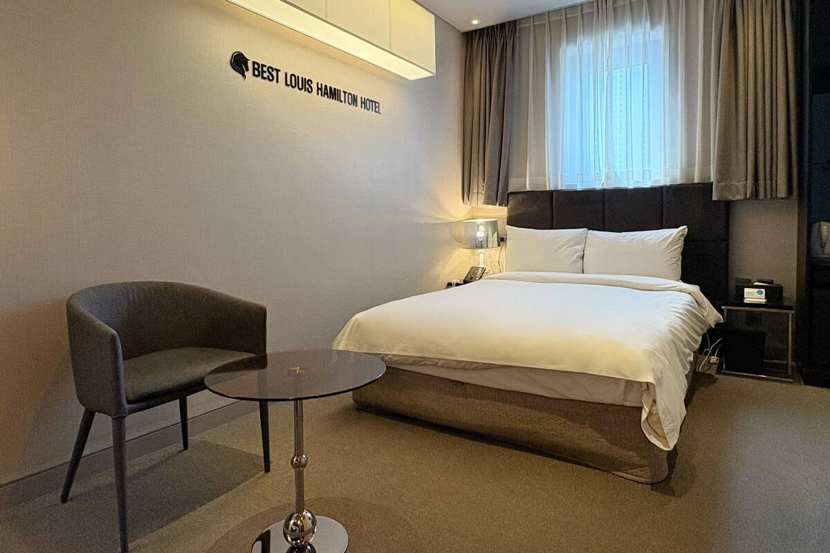 商務雙人房 (Parking: 5,000 KRW per car) | 高級寢具、羽絨被、客房內保險箱、遮光 布/窗簾