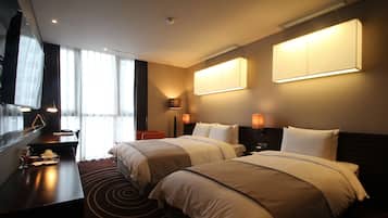 1 bedroom, premium bedding, down comforters, in-room safe