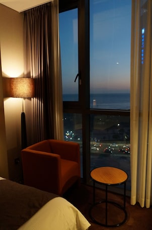 Deluxe Double Room (Premier/Parking: 5,000 KRW per car) | 1 bedroom, premium bedding, down comforters, in-room safe