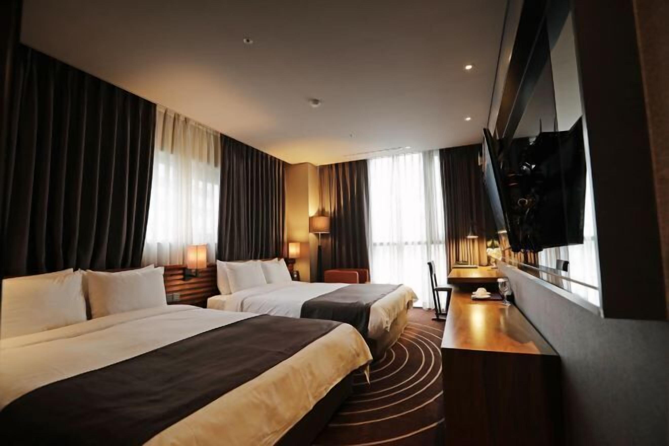 Bộ đồ giường cao cấp, chăn bông, két bảo mật tại phòng 