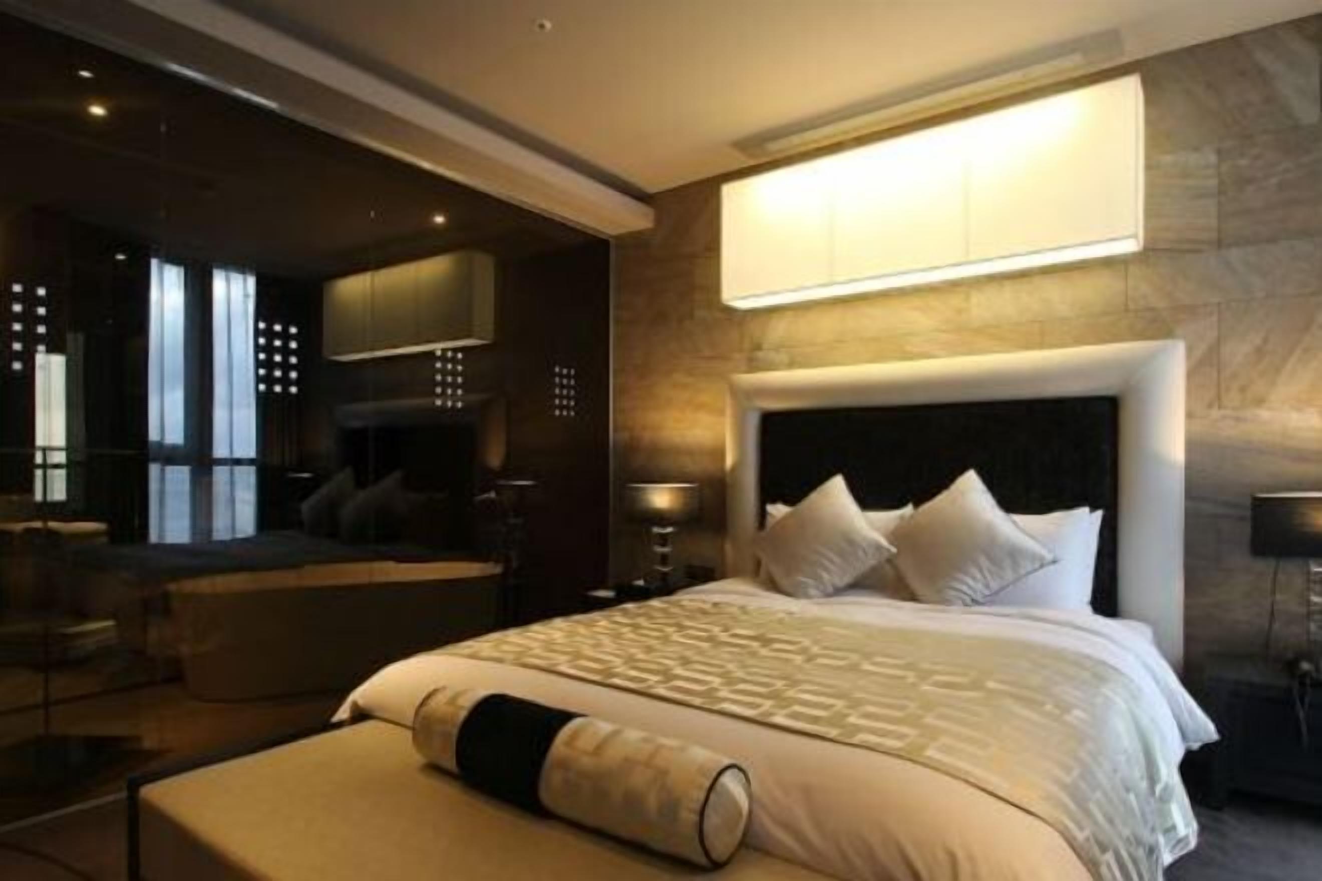 Bộ đồ giường cao cấp, chăn bông, két bảo mật tại phòng 