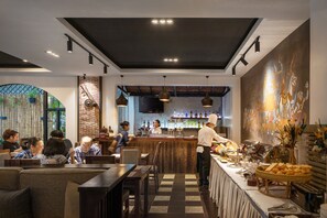 Een restaurant met een bar, zitplaatsen en een buffet.