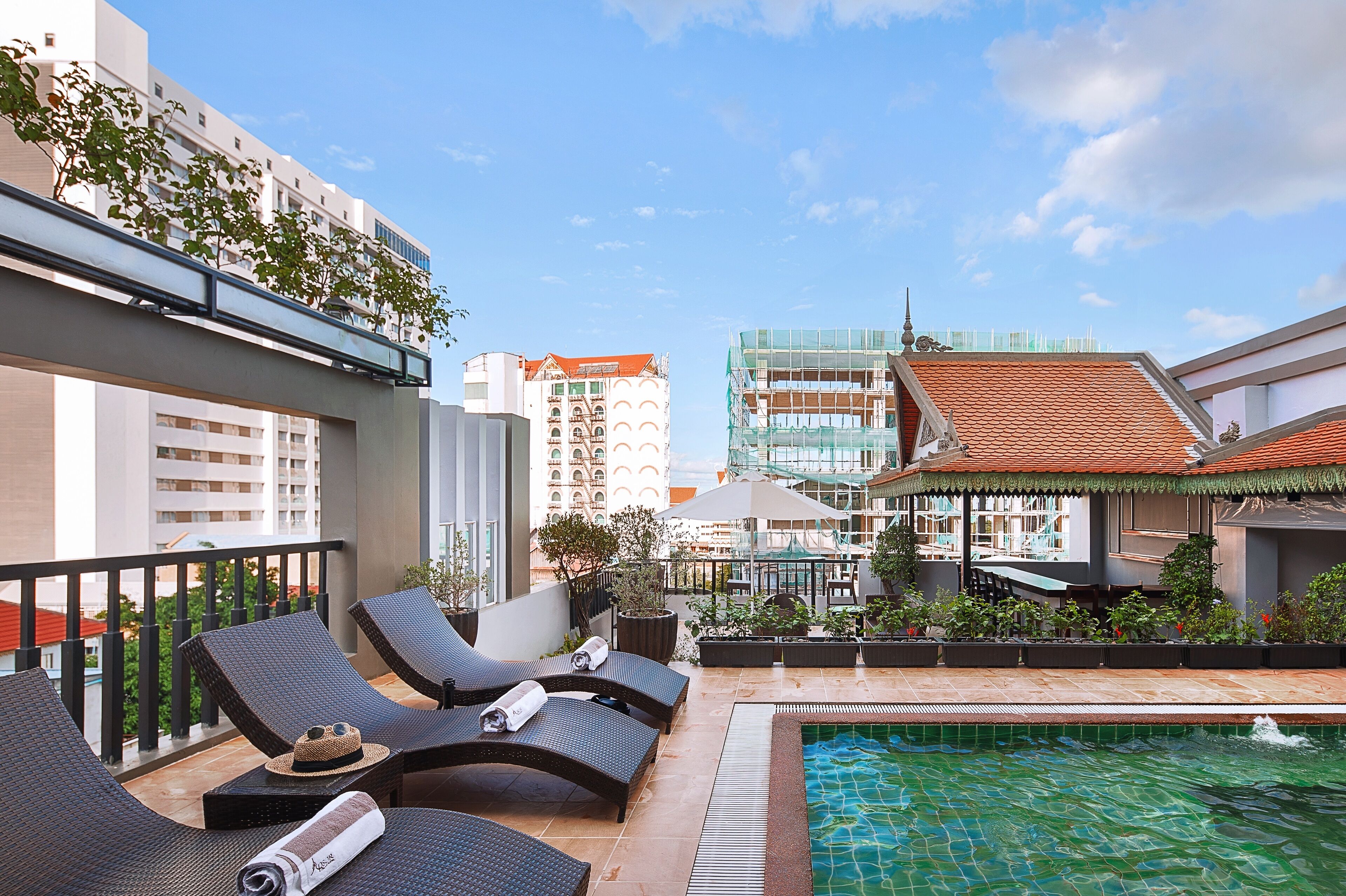 2 สระว่ายน้ำกลางแจ้ง