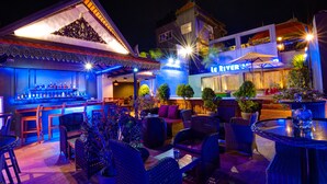 Ein Außenbereich mit Bar, ausgestattet mit Korbmöbeln und einer Theke.