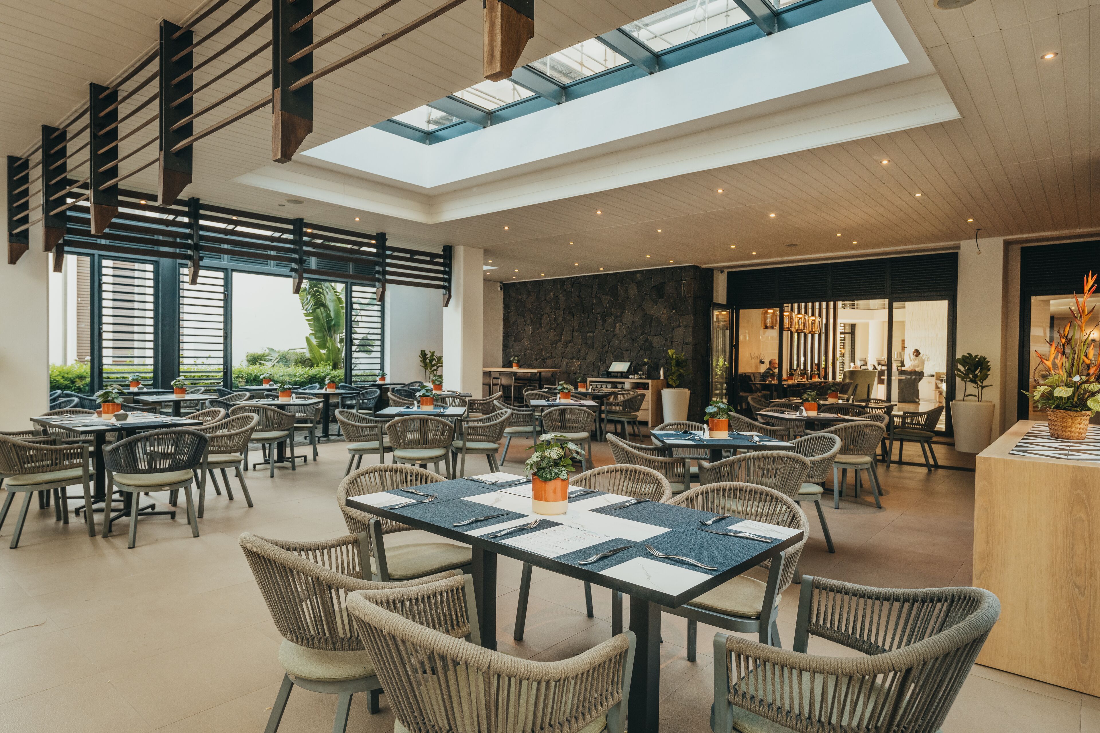 早餐，供應午餐和晚餐