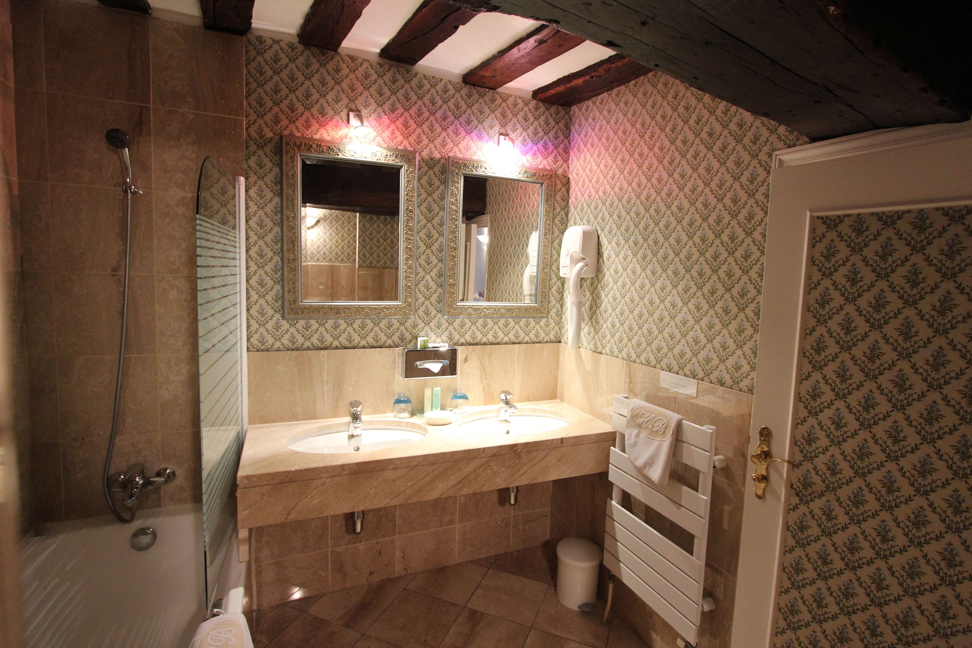 charming double room | bathroom | bathtub, free toiletries, hair dryer, towels