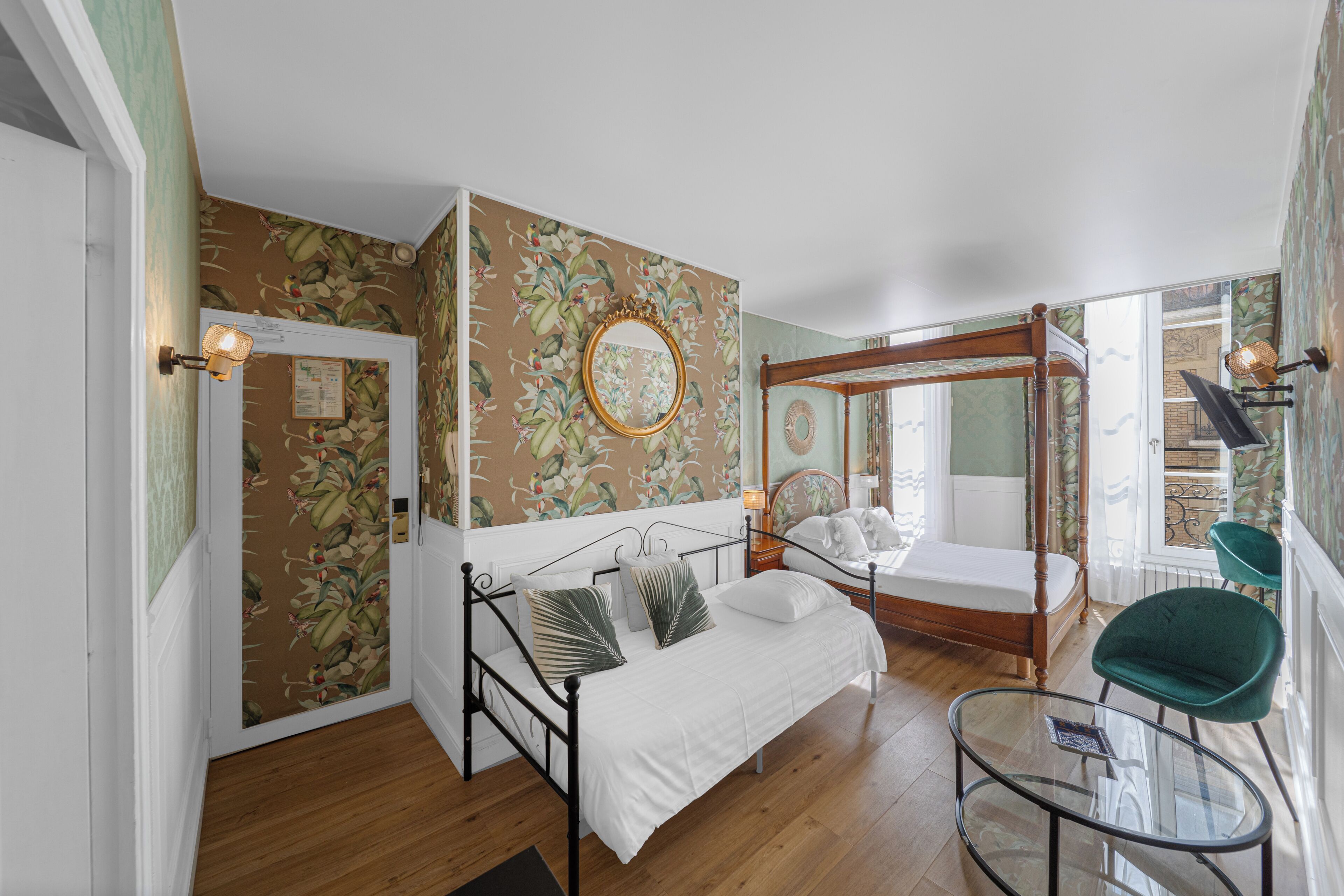 Superior Charm Room | เครื่องนอนระดับพรีเมียม, มินิบาร์, ตู้นิรภัยในห้องพัก