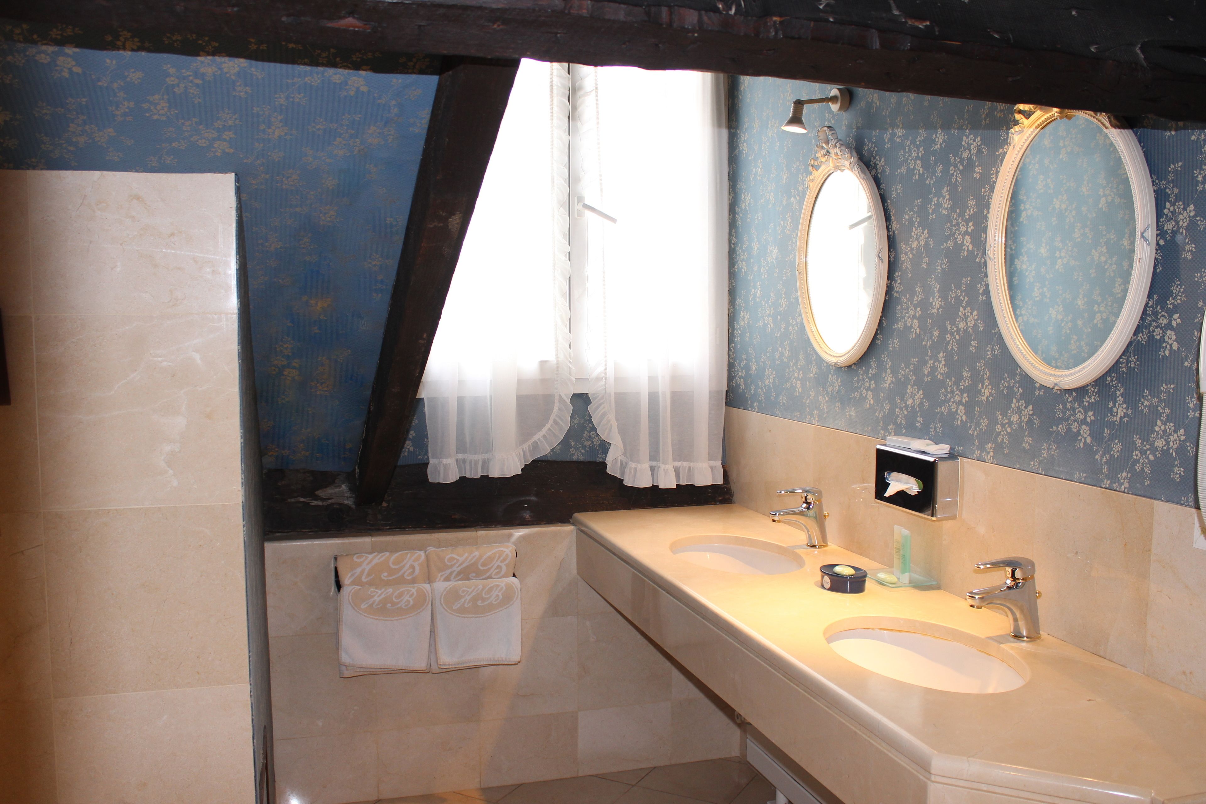 charming double room | bathroom | bathtub, free toiletries, hair dryer, towels