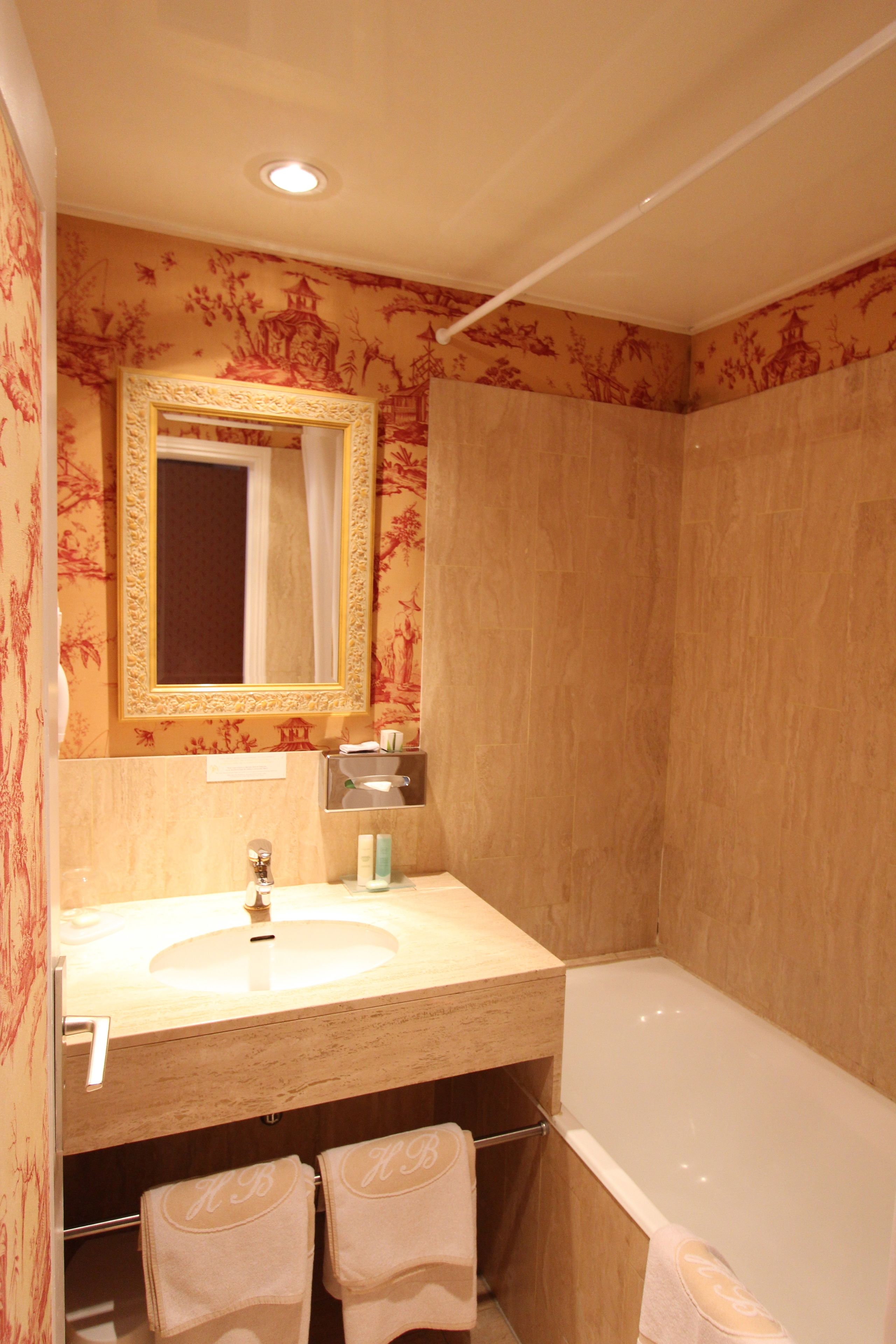 classic double room | bathroom | bathtub, free toiletries, hair dryer, towels