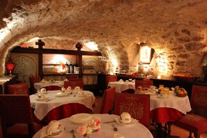 Café da manhã com buffet todos os dias (EUR 12 por pessoa) 