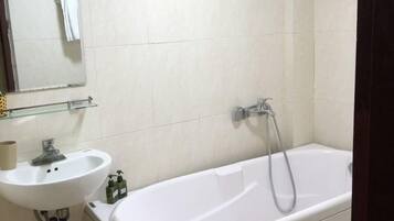 Chambre Triple | Salle de bain | Ensemble douche/baignoire, articles de toilette gratuits, sĂšche-cheveux