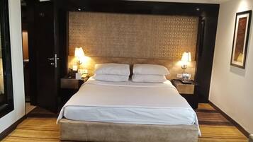 Suite, 1 cama Queen size (Deluxe Suite) | Ropa de cama de alta calidad, minibar y escritorio
