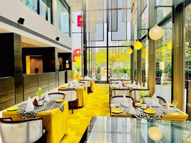 供应早餐、午餐和晚餐