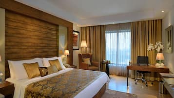 华丽客房 (Deluxe Room) | 高档床上用品、迷你吧、办公桌、熨斗/熨衣板