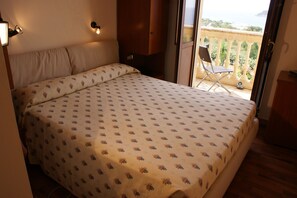 Een minibar, een kluis op de kamer, een bureau, babybedden (toeslag)