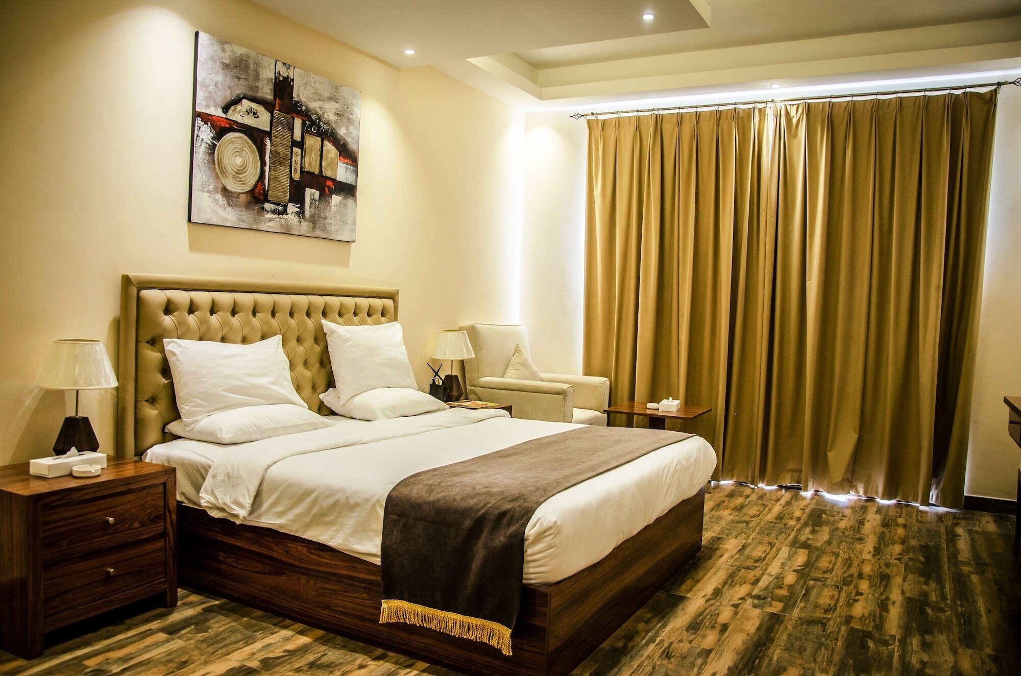 Premium bedding, in-room safe, individually decorated