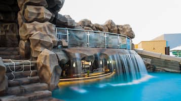 Piscine couverte, piscine extérieure, parasols de plage, chaises longues