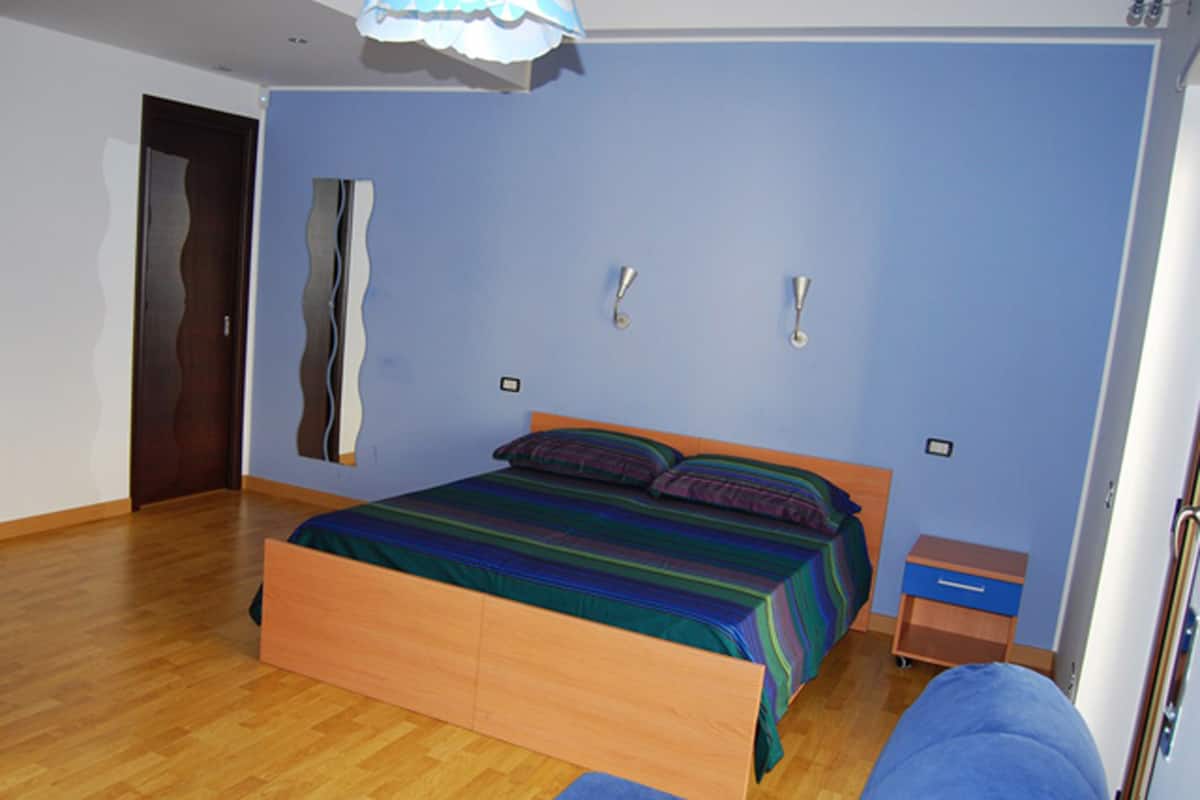 1 bedroom, Egyptian cotton sheets, premium bedding, down comforters
