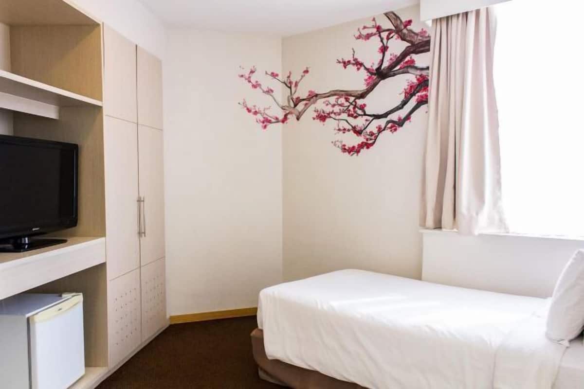 Caixa forta a l'habitació, escriptori i cortines opaques