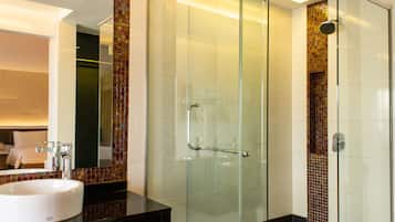 Suite (Fire) | Badkamer | Een douche, gratis toiletartikelen, een bidet, handdoeken