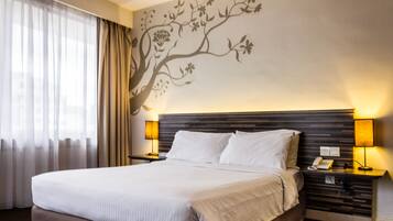 Double Room | Peti besi dalam bilik, meja, langsir/tirai gelap terus