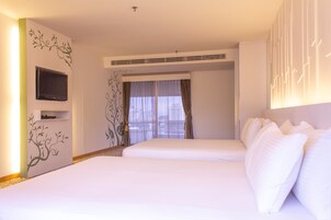 Earth Suite | In-room safe, desk, blackout curtains, iron/ironing board