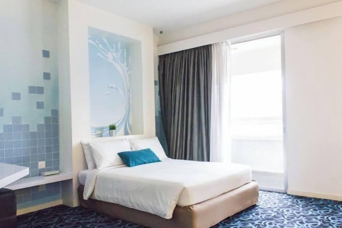 In-room safe, desk, blackout drapes, iron/ironing board (on request)