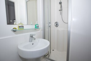 Douche, serviettes fournies, savon, shampoing