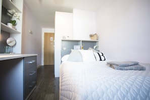 Desk, laptop workspace, free WiFi, bed sheets - Beaverbank Place - Campus Accommodation (Edinburgh)