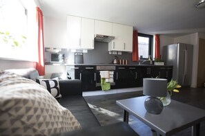 Camera doppia, bagno in camera | Cucina condivisa | Frigorifero con congelatore, microonde, forno, piano cottura