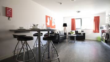 Double Room, Ensuite | Shared kitchen | Full-size fridge, microwave, oven, stovetop