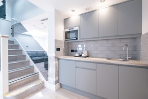 Executive Room | Living area | 32-inch LCD TV with satellite channels, TV