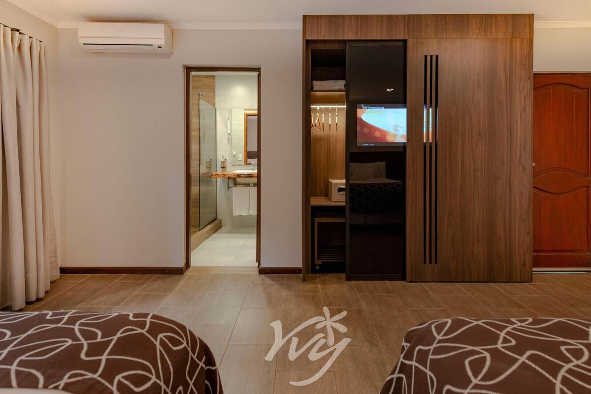 Minibar, caja fuerte, ropa de cama