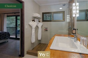 Douche, douche à « effet pluie », sèche-cheveux, serviettes fournies