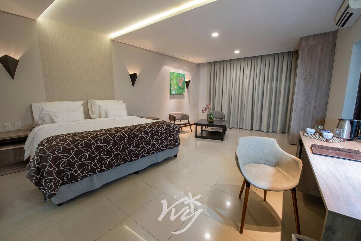 Minibar, caja fuerte, ropa de cama