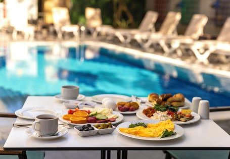 Se sirven desayunos, almuerzos y cenas; cocina turca