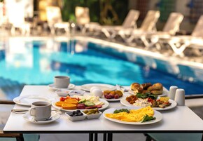 Se sirven desayunos, almuerzos, cenas y cocina turca 